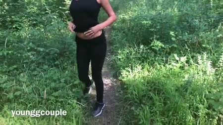 Пошлая сучка сама спустила штанишки на природе #1