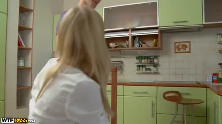 Настойчивая студентка устроила анальное порно на кухне #1