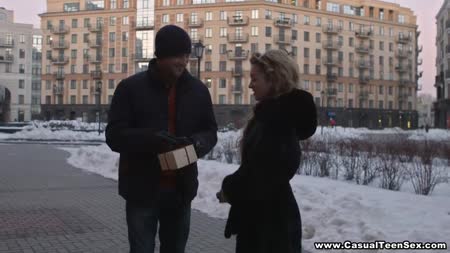 Русская блондинка круто трахается сидя на стуле #1