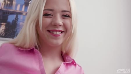 Скромная молодая девушка борзо схватилась за член #1