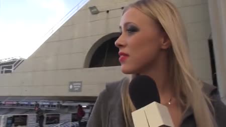 Молодая блондинка быстро прыгнула в постель к репортеру #1