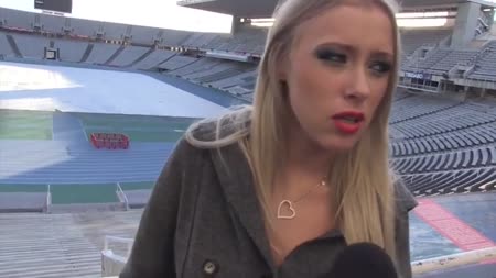 Молодая блондинка быстро прыгнула в постель к репортеру #2