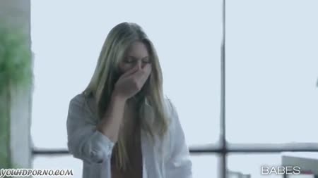 Длинноногая русская блондинка нежно трахается стоя с парнем #1