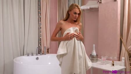 Стройную длинноногую деваху красиво отымели после ванной #1