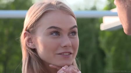 Худенькая блондинка соблазнилась на большой размер #1