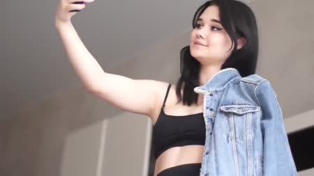 Девка с классными формами дает в анал прямо перед камерой #1