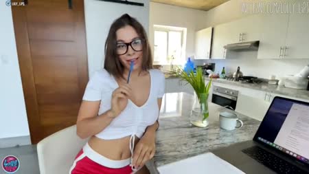 Поц полапал большие сиськи девушки и она дала ему от первого лица #1