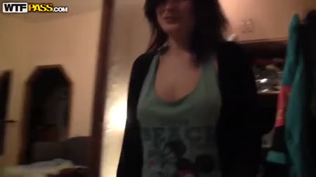 Развратная молодая подружка сама седлает парня верхом #1