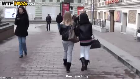 Обаятельный парень легко соблазнил русскую девушку на секс в туалете #1