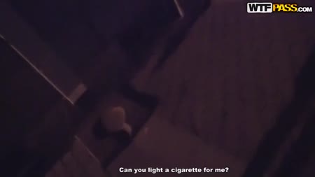 Грудастая блондиночка эротично вертит телом перед камерой #2