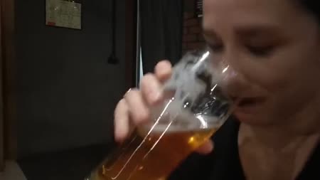 После пива русская брюнетка готова сниматься порно #1