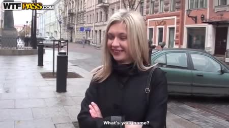 Обаятельные парни легко разводят блондинку на групповой секс #1