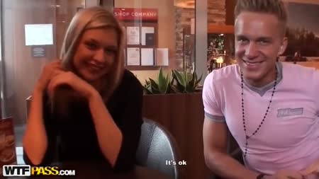 Обаятельные парни легко разводят блондинку на групповой секс #2