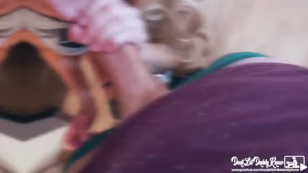 Худенькая чика трется писей об член перед камерой #3