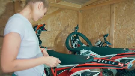 Фигуристую сучку показательно оттрахали на байке #1