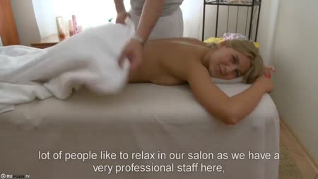 Молодая сучка с радостью подставила дырку массажисту #1