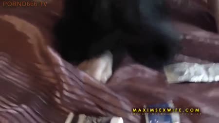 Парни пристраиваются к русской брюнетке с двух сторон #3