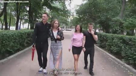 Друзья с девушками встретились и решили попробовать свинг оргию #1