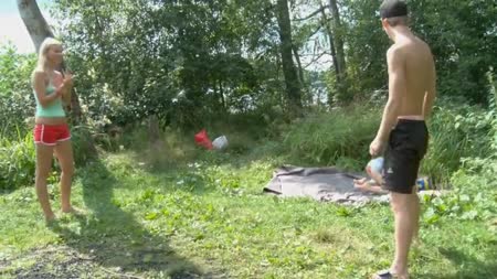 Веселые молодые девушки устроили групповой секс на природе #1