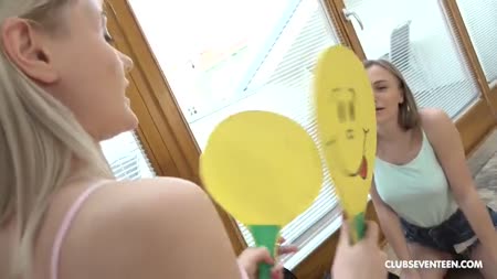 Молодые русские лесбиянки красиво приласкали друг друга #1