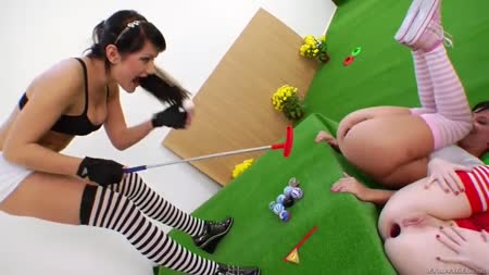 Спортсменки лесбиянки устроили разврат прямо на поле #2