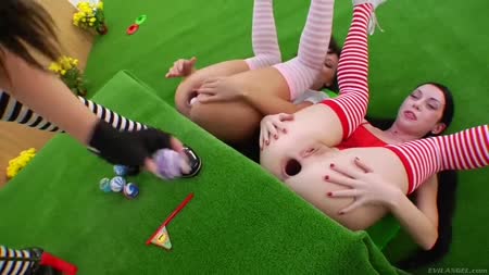 Спортсменки лесбиянки устроили разврат прямо на поле #3