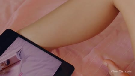 Молодые русские лесбиянки балуются нежными ласками #1