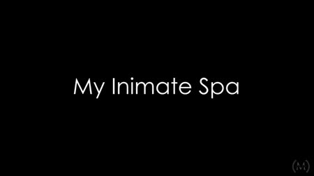 Пошлая телка прямо во время ремонта теребит свою киску #1