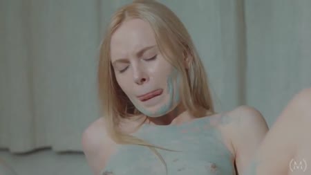 Пошлая телка прямо во время ремонта теребит свою киску #6