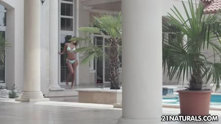 Русская студентка нежно снимает бикини и мастурбирует #1