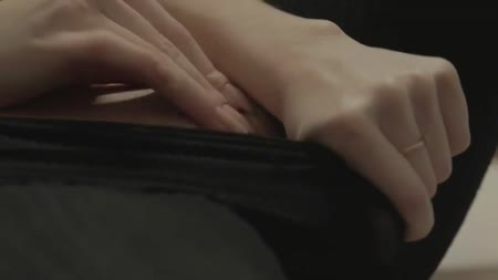 Русская красотка очень мило теребит свою писечку #1