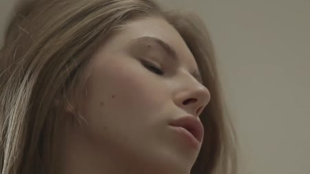 Русская красотка очень мило теребит свою писечку #2