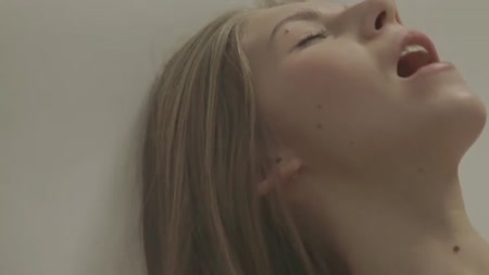 Русская красотка очень мило теребит свою писечку #6