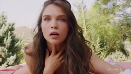 Молодая русская брюнетка романтично ласкает пилотку #4