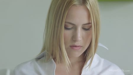 Красивая блондинка побаловала попку секс игрушкой #1