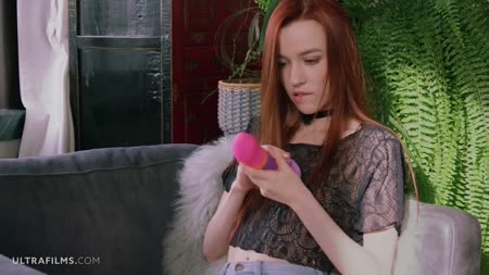 Молодая рыженькая девушка доставила себе удовольствие #1