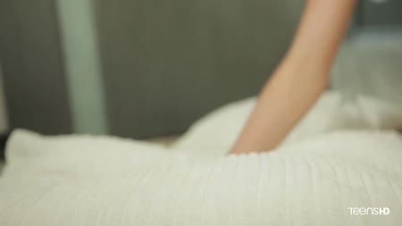 Студентка вымазалась маслом и начала ласкать киску вибратором #6