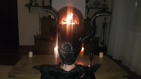 Деваха одела костюм Малифисенты и оформила пареньку минет #1