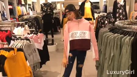 Пошлая девка не постеснялась отсосать парню в примерочной #1