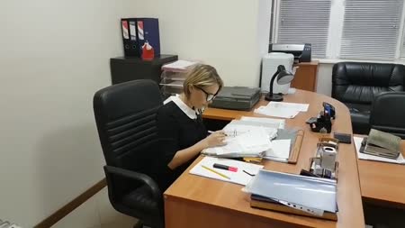 Очкастая коллега с радостью оформила минетик в офисе #1