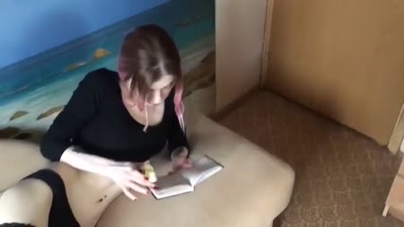 Симпатичная чикса потрясно делает минет от первого лица #1