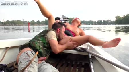 Деваха без комплексов отсосала рыбаку член прямо в лодке #5