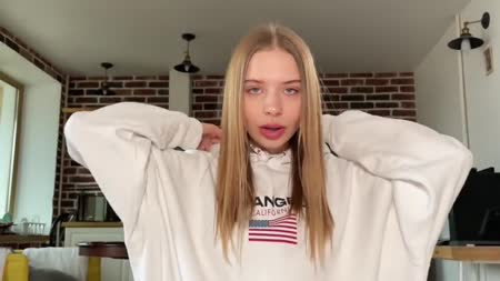 Умелая минетчица старательно сосет хер перед камерой #4