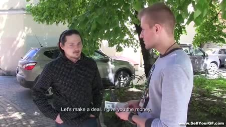 Чувак резво прет молодую девушку на глазах ее парня #1