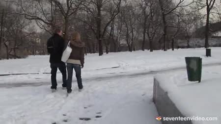 Чел привел молодую чику в гости и принялся ее соблазнять #1