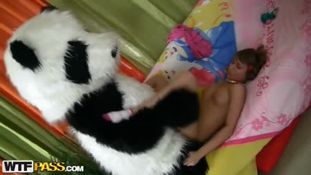 Парень в костюме панды чпокнул свою молодую девушку #6