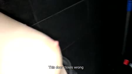 Застукал девушку на унитазе и соблазнил ее на порно #3