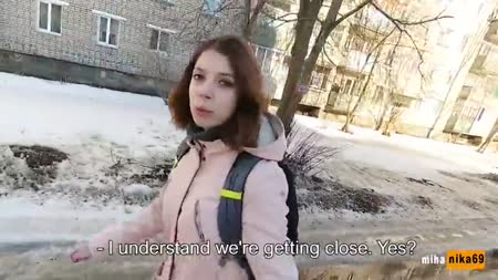 Улыбчивая давалка охотно повернулась попкой перед камерой #1