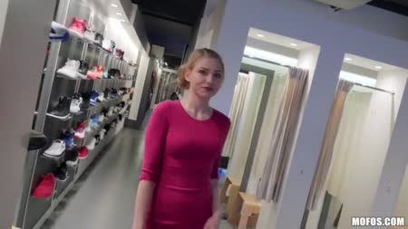 Чувак трахнул блонди в красивом платье прямо в магазине #2