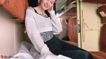 Татуированная сучка устроила соитие в вагоне поезда #1